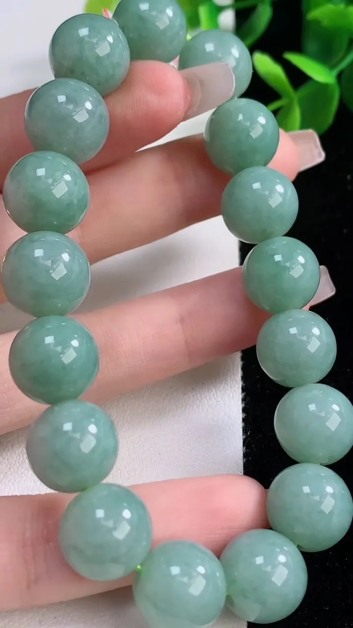 天然A货翡翠圆珠手串，尺寸12.5-17颗，重量:57.57g12月19日
工厂直销收藏佳品,种好水