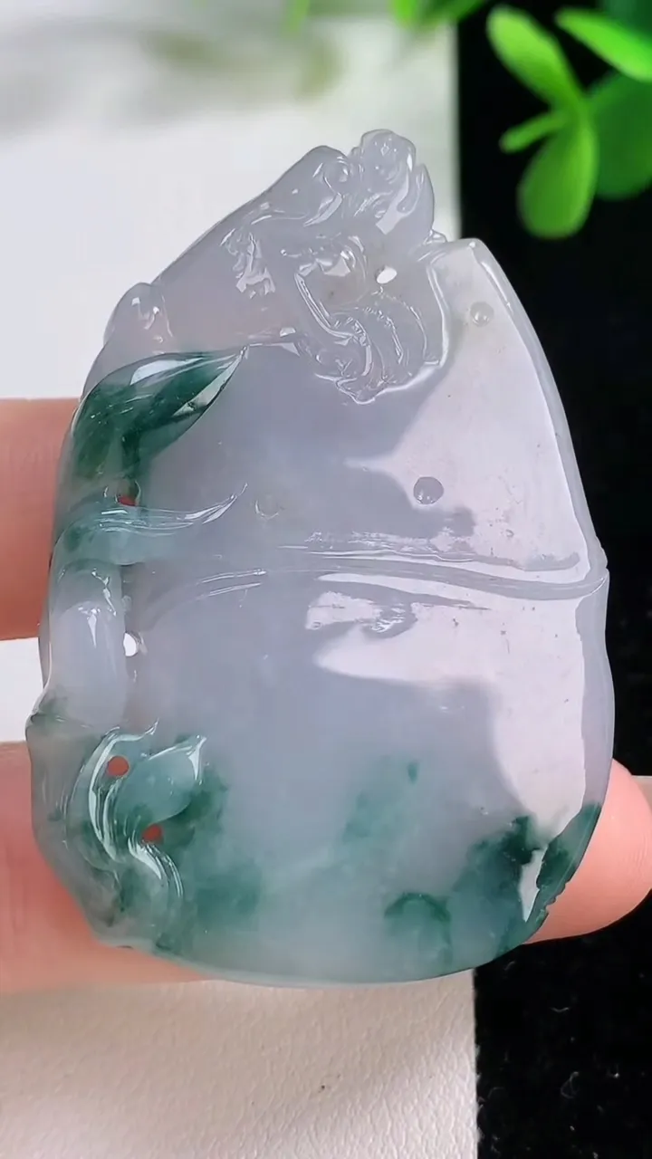 天然A货翡翠紫罗兰飘花节节高升 竹节吊坠，尺寸51.7-36.8-8，重量:30.85g
12月19日