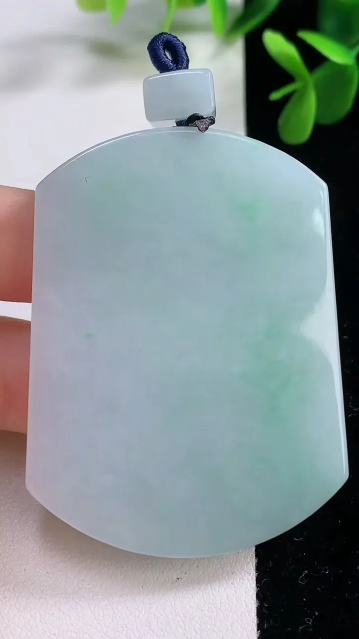 天然A货翡翠无事牌吊坠，尺寸57.8-43-6，重量:46.66g
12月19日