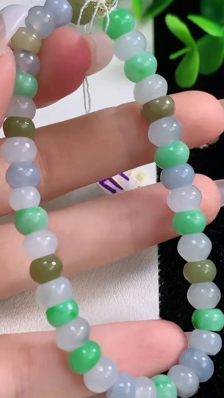 天然A货翡翠三彩算盘珠手串，尺寸7.6-5-39颗，重量:17.78g12月19日
工厂直销收藏佳品