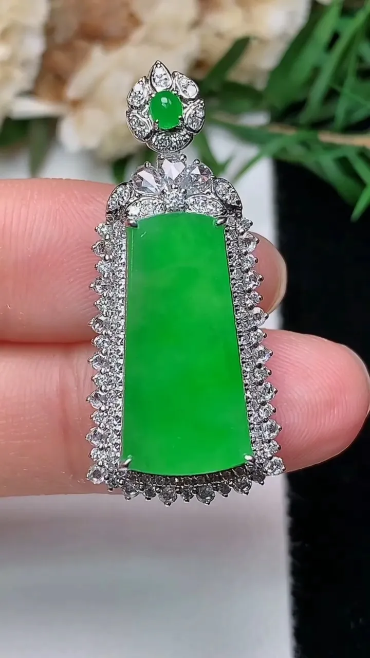 天然A货翡翠无事牌吊坠，尺寸33.9-15.3-9.3
12月19日