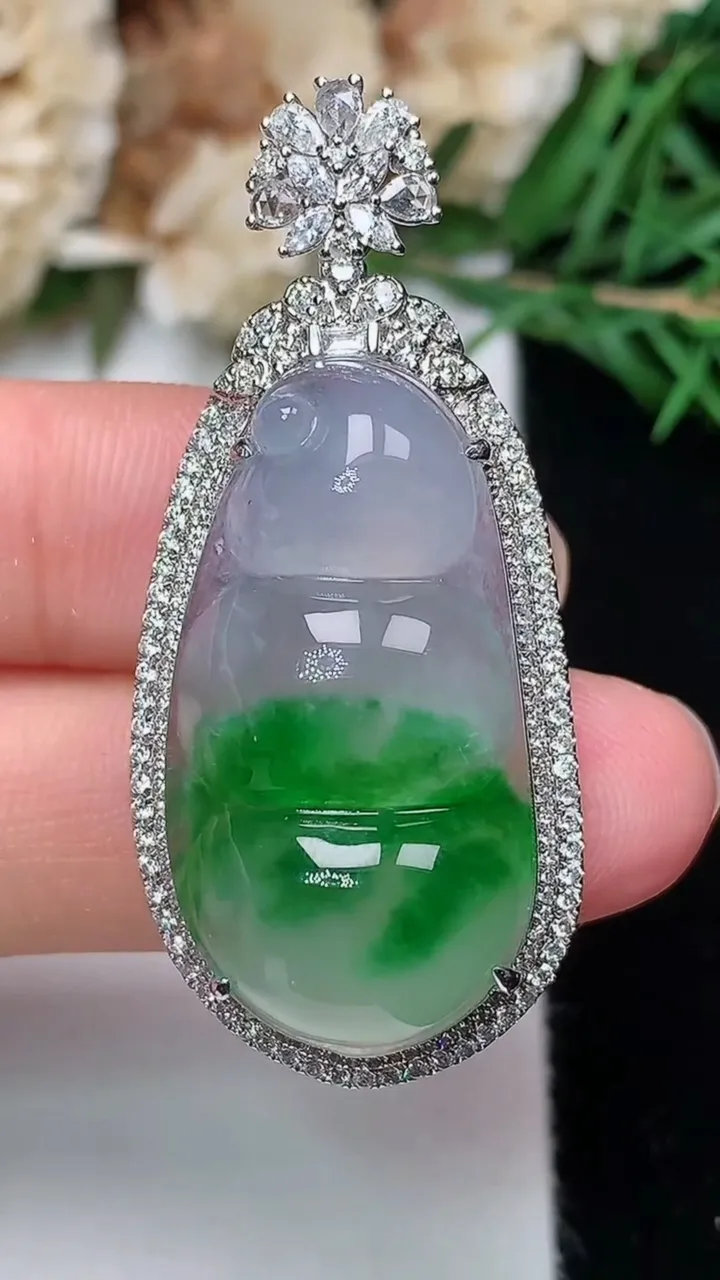 天然A货翡翠福豆吊坠，尺寸43.2-19.5-11.8，裸石29-15.3，重量:8.44g
12月