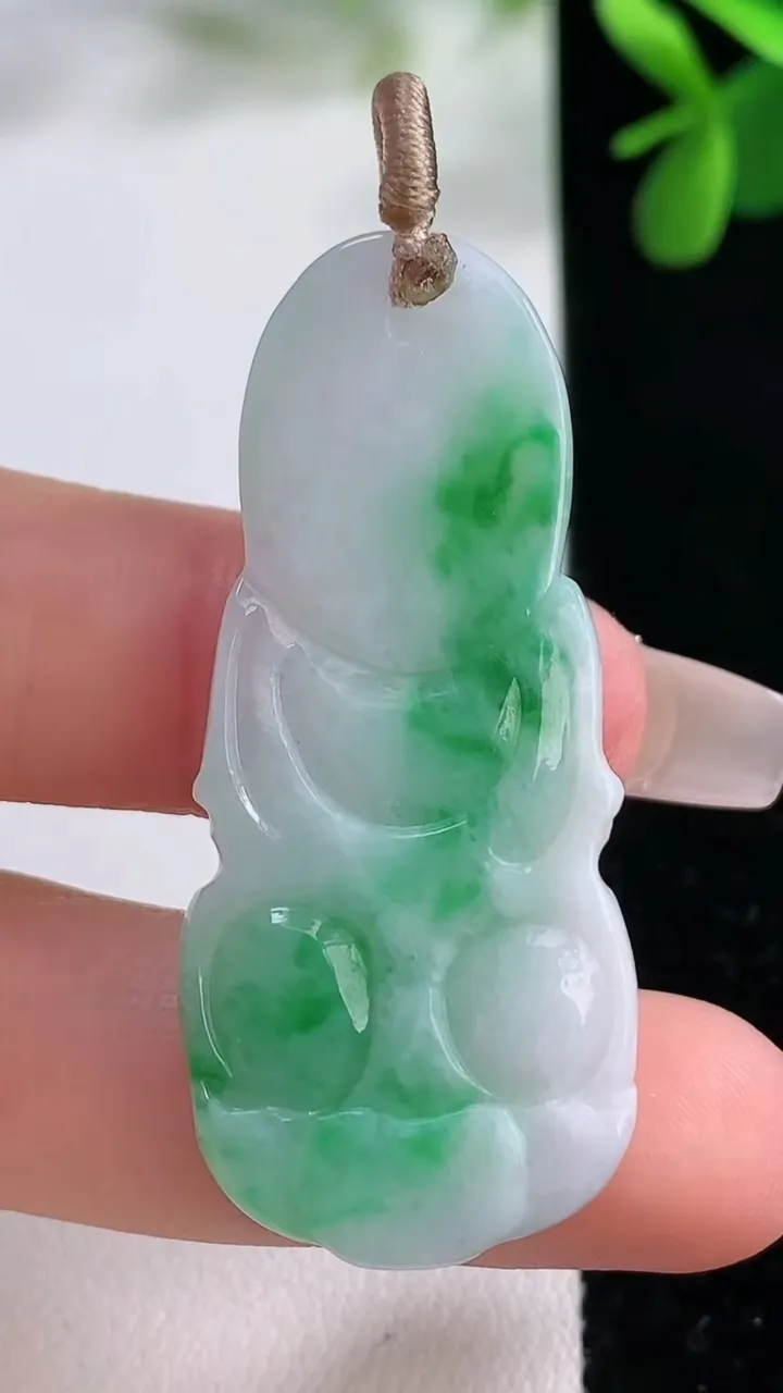 天然A货翡翠观音菩萨吊坠，尺寸46.4-21-6，重量:11.67g
12月19日