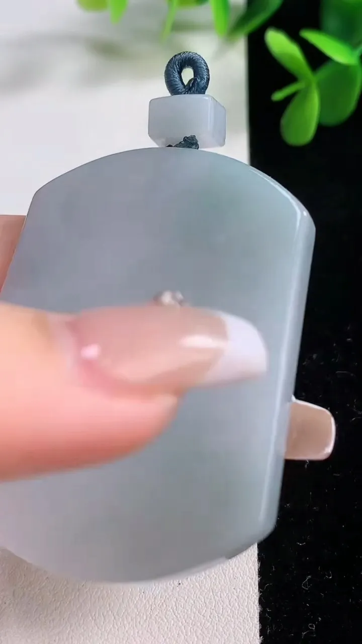 天然A货翡翠飘花无事牌吊坠，尺寸53.7-41.2-55，重量:37.15g
12月19日