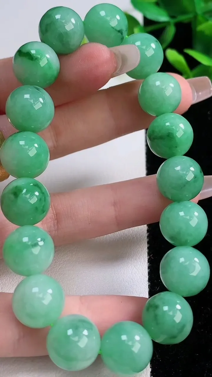 天然A货翡翠圆珠手串，尺寸12，重:53.04g12月19日
工厂直销收藏佳品,种好水足，色泽均匀，有种有色，上手高大气！