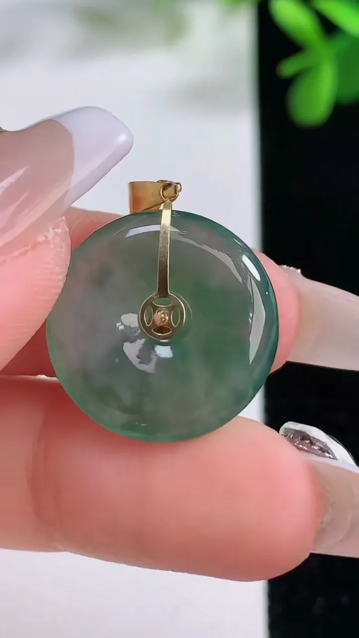 天然A货翡翠种飘花平安扣吊坠，尺寸18.6-3.7，重量:2.75g
12月19日