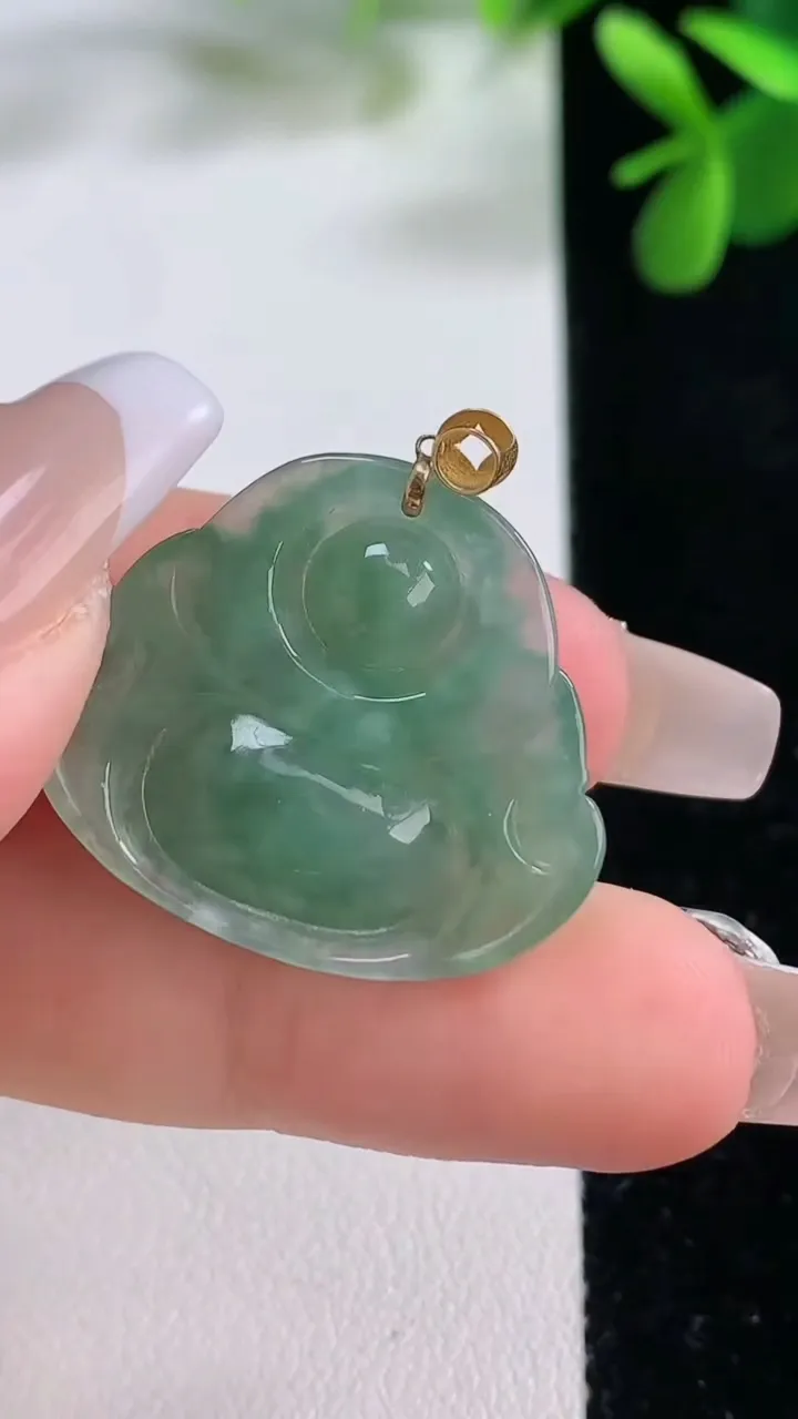 天然A货翡翠佛公吊坠，尺寸23.6-27.2-6，重量:5.58g
12月19日