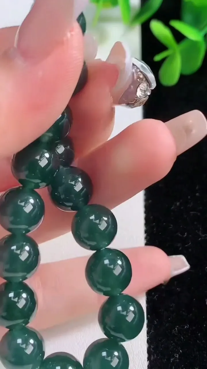 天然A货翡翠圆珠手串，尺寸9.8-20颗，重量:32.25g12月19日
工厂直销收藏佳品,种好水足，色泽均匀，有种有色，上手高大气！