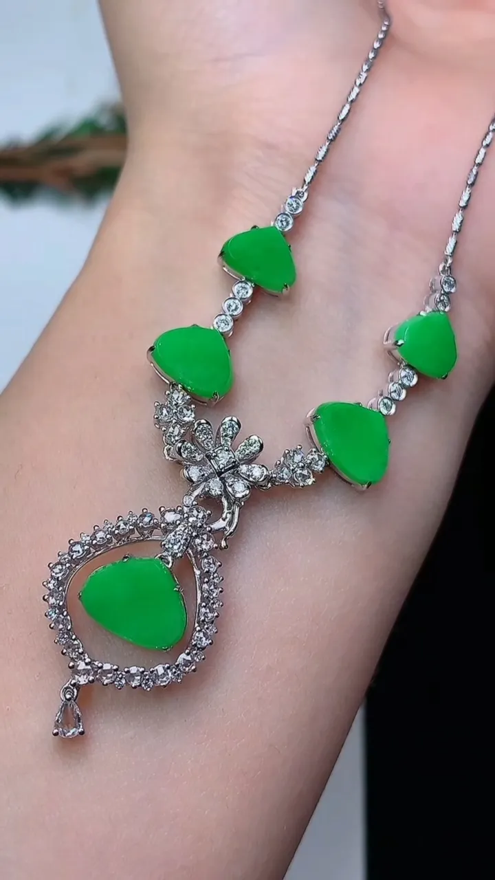 天然A货翡翠水滴项链，尺寸7.6-9.6-1.6，重量:9.39g12月19日
工厂直销收藏佳品,种好水足，色泽均匀，有种有色，上手高大气！