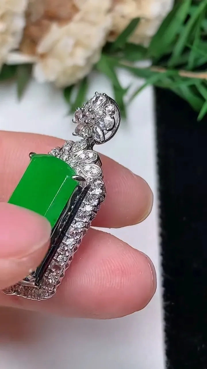 天然A货翡翠无事牌吊坠，尺寸31.2-14.2-9，裸石17.4-9.9，重量:4.03g
12月19日