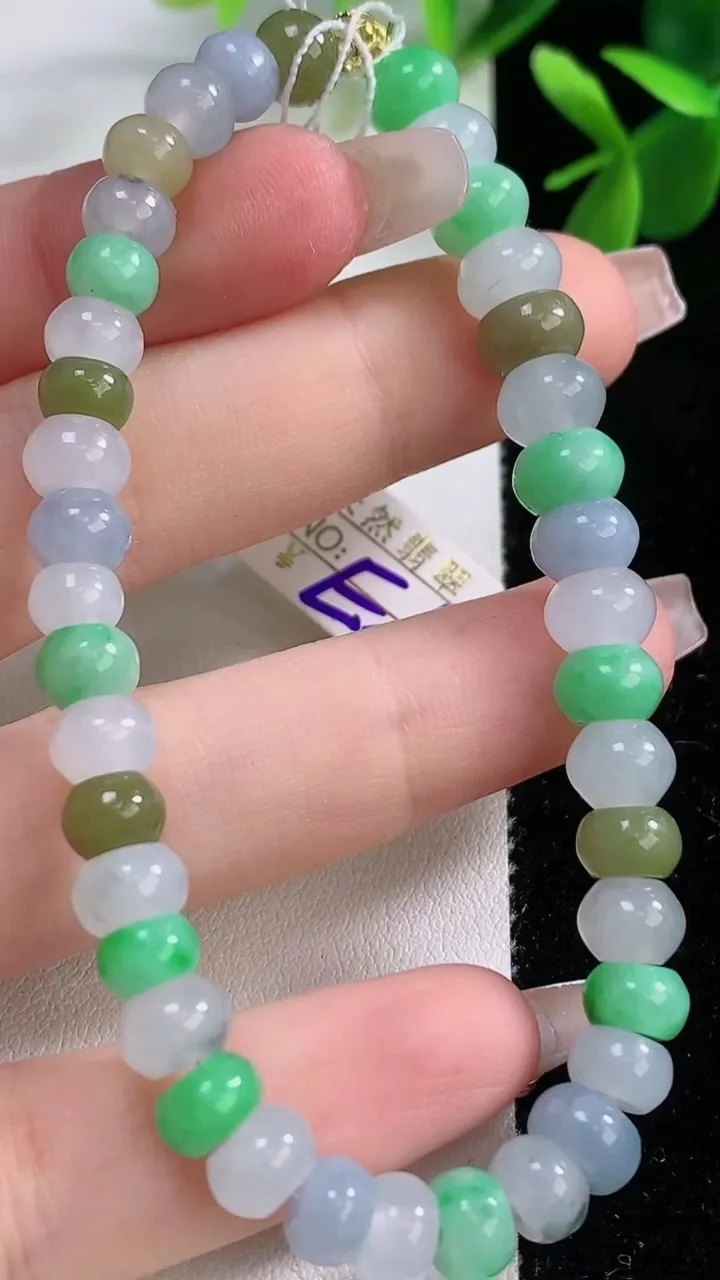 天然A货翡翠三彩算盘珠手串，尺寸7.6-5-39颗，重量:17.78g12月19日
工厂直销收藏佳品