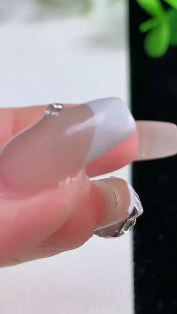 天然A货翡翠蝴蝶吊坠，尺寸15.7-23-3，重量:1.62g
12月19日