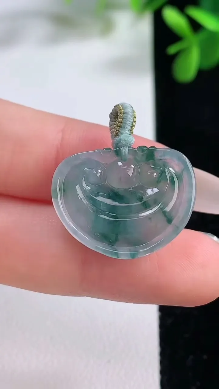 天然A货翡翠飘花如意头吊坠，尺寸18.6-22.7-4.4，重量:3.34g
12月19日