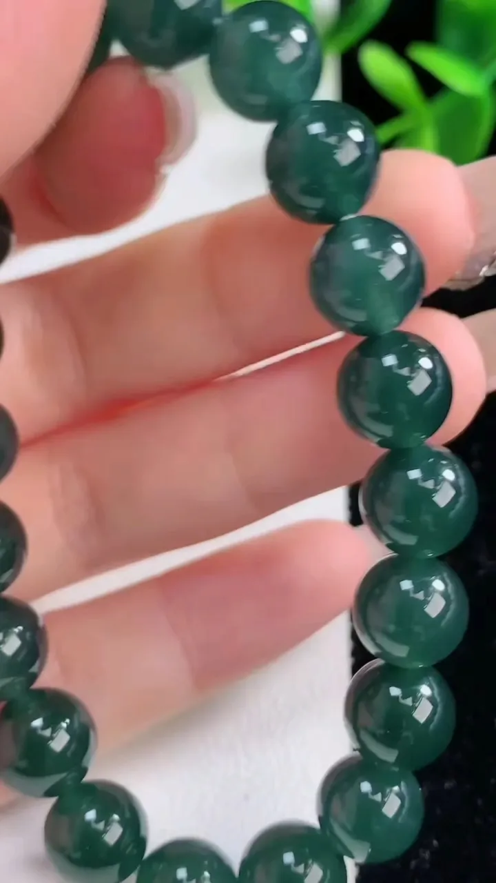 天然A货翡翠圆珠手串，尺寸9.8-20颗，重量:32.25g12月19日
工厂直销收藏佳品,种好水足，色泽均匀，有种有色，上手高大气！