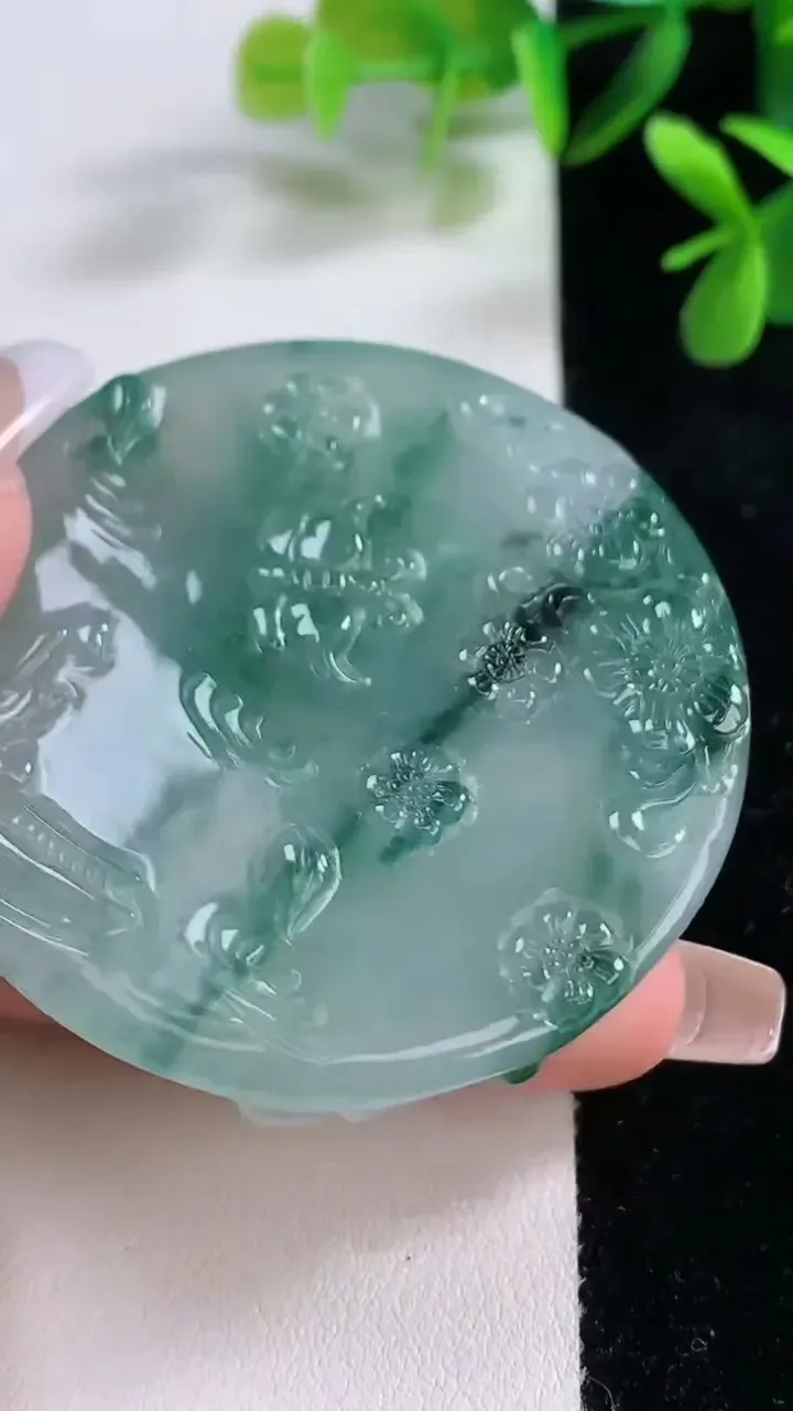 天然A货翡翠种飘花不动明王吊坠，尺寸53-11.2，重:58.20g
12月19日