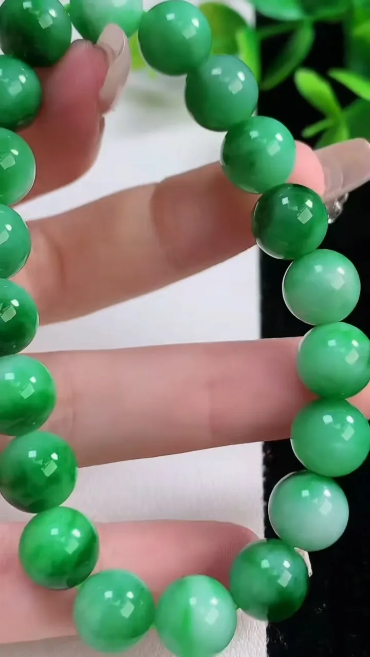 天然A货翡翠圆珠手串，尺寸9.5-20颗，重:30.72g12月19日
工厂直销收藏佳品,种好水足，色泽均匀，有种有色，上手高大气！