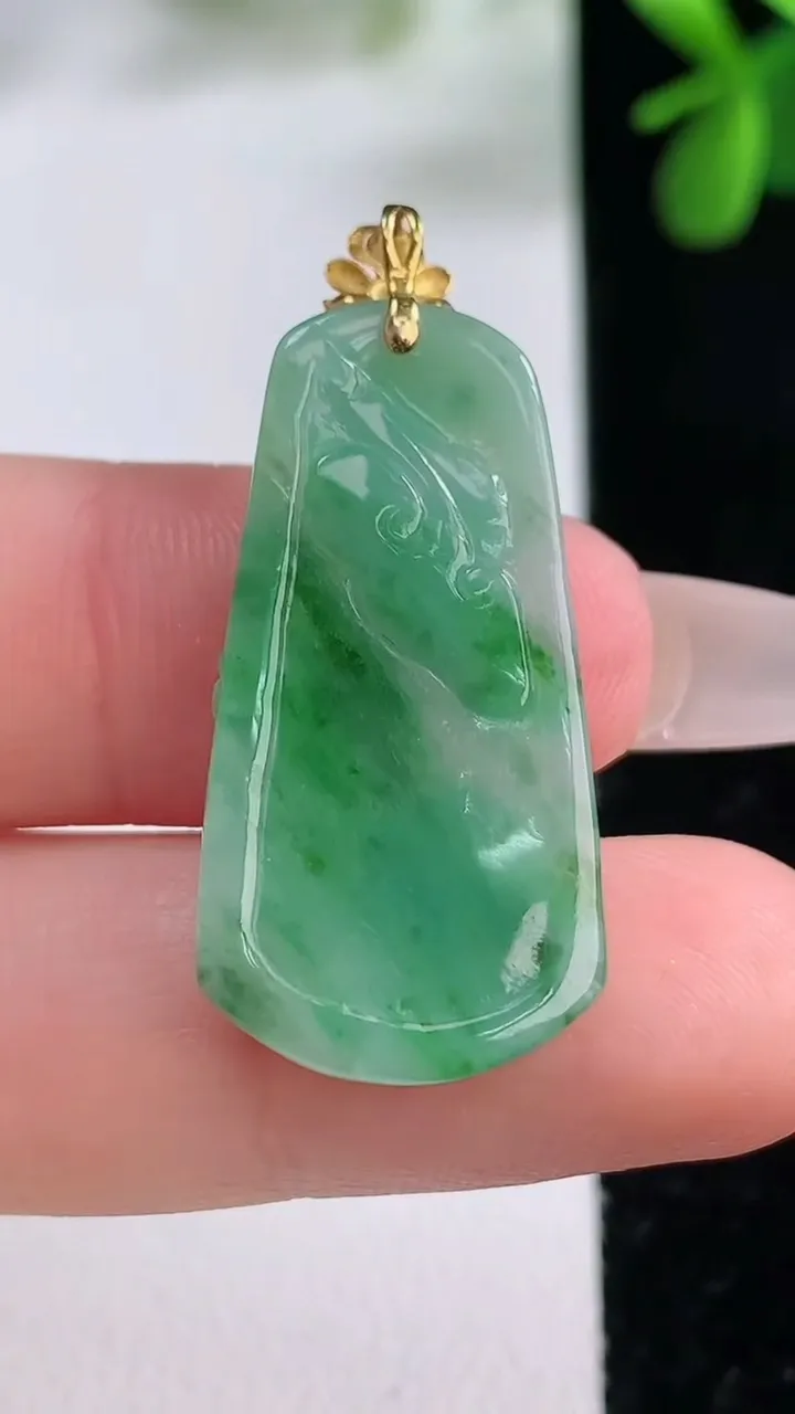 天然A货翡翠梅花鹿吊坠，尺寸29.8-15.8-9.3，重量:3.09g
12月19日