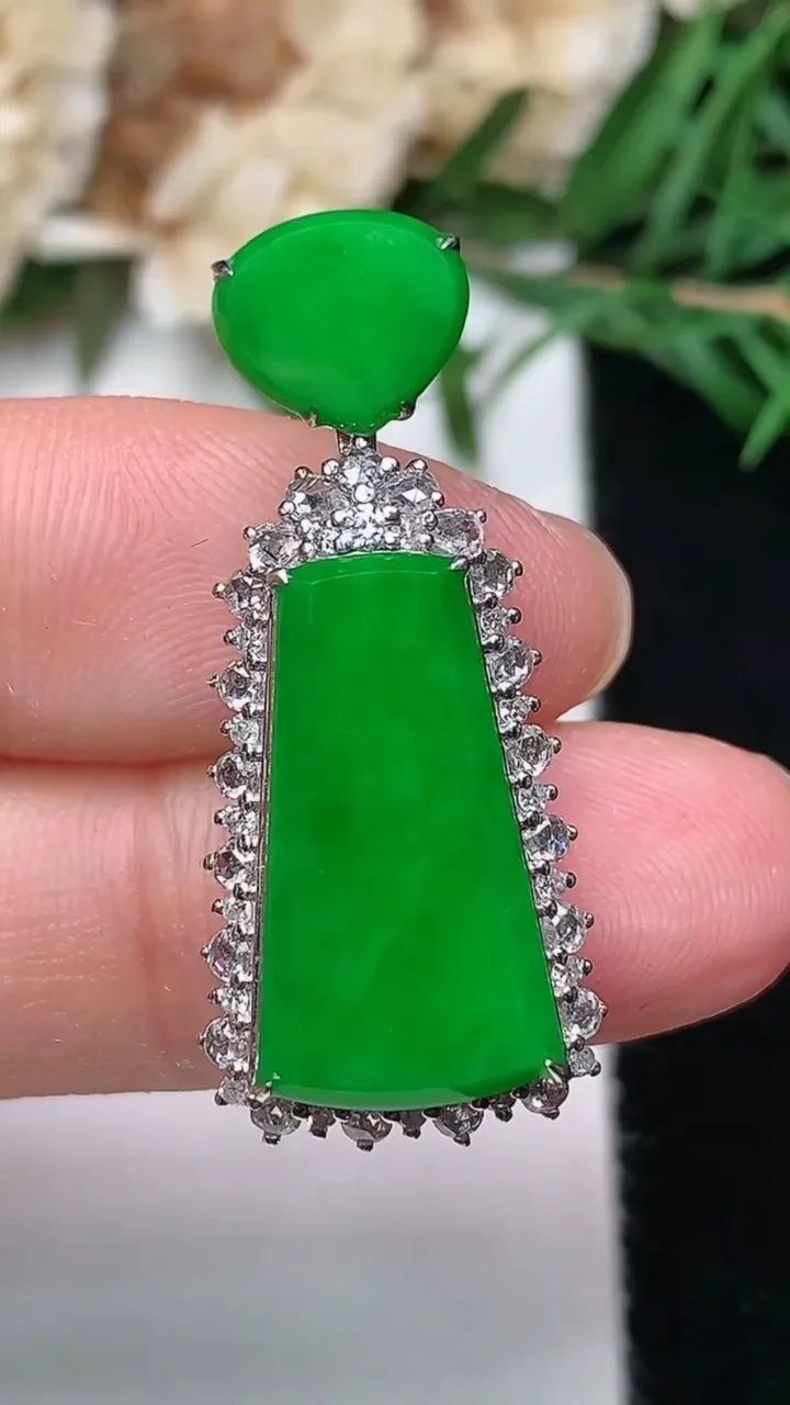 天然A货翡翠无事牌吊坠，尺寸32-14-8.3，裸石17.8-9.9，重量:4.00g
12月19日