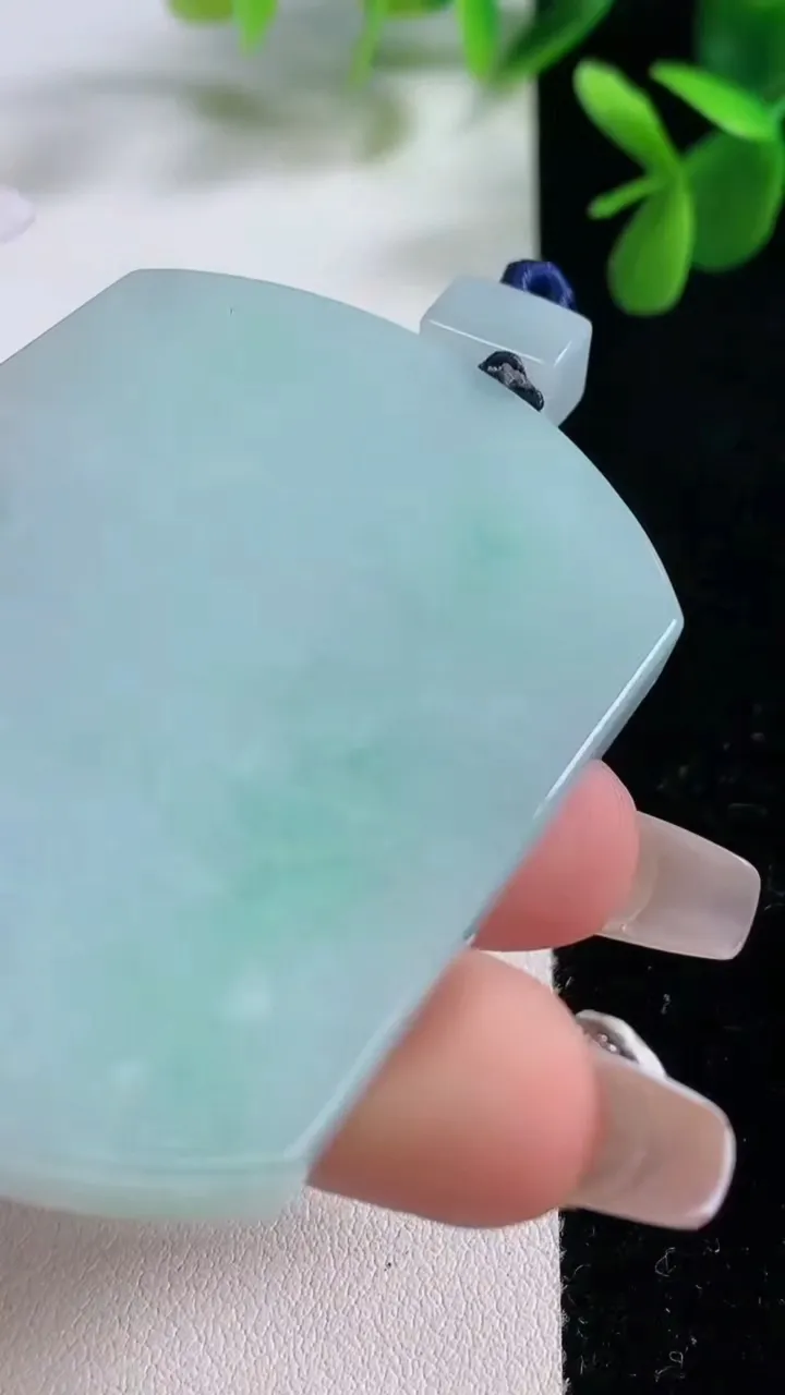 天然A货翡翠无事牌吊坠，尺寸57.8-43-6，重量:46.66g
12月19日