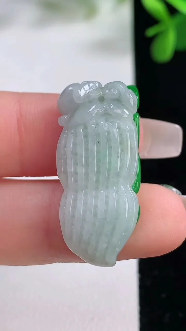 天然A货翡翠花生吊坠，尺寸31.2-13.4-8.2，重量:6.74g
12月19日