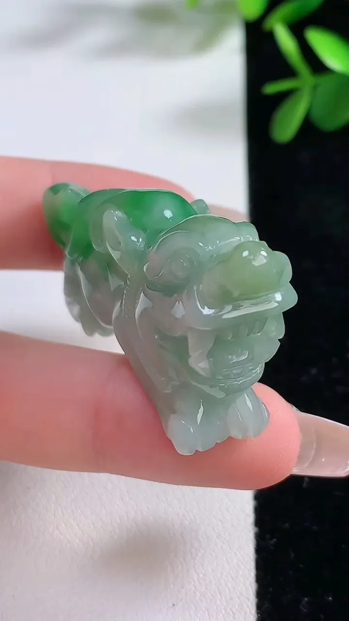 天然A货翡翠貔貅吊坠，尺寸50.2-26.6-14.3，重:32.83g
12月19日