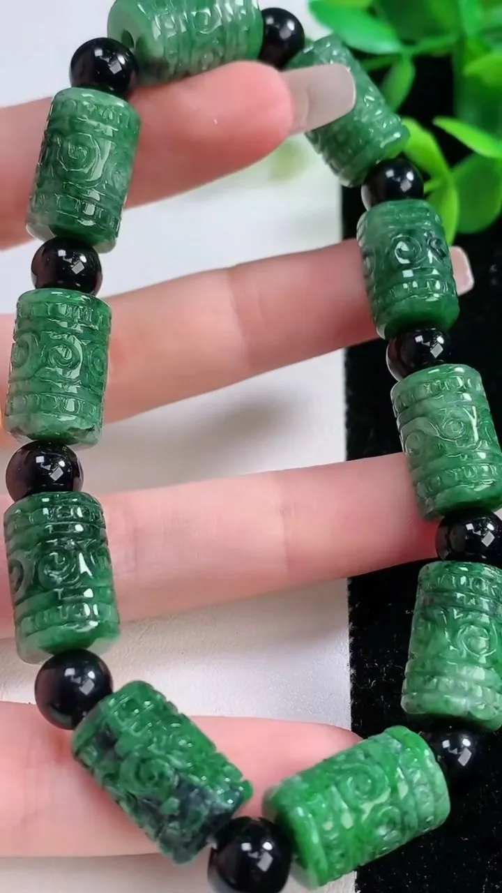 天然A货翡翠路路通手串，尺寸16.5-10.6，重:45.07g12月19日
工厂直销收藏佳品,种好水足，色泽均匀，有种有色，上手高大气！