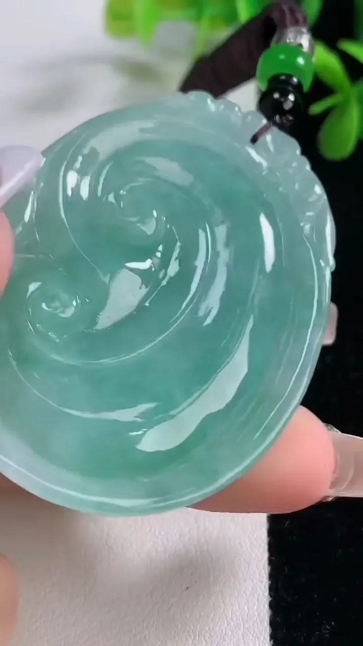 天然A货翡翠如意吊坠，尺寸57.8-43.5-8.8，重:41.57g
12月19日