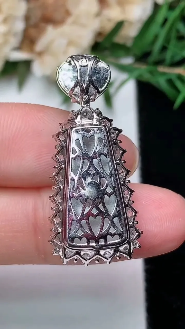 天然A货翡翠无事牌吊坠，尺寸32-14-8.3，裸石17.8-9.9，重量:4.00g
12月19日