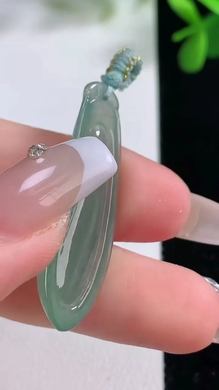 天然A货翡翠福瓜吊坠，尺寸38-12-5.8，重量:4.55g
12月19日