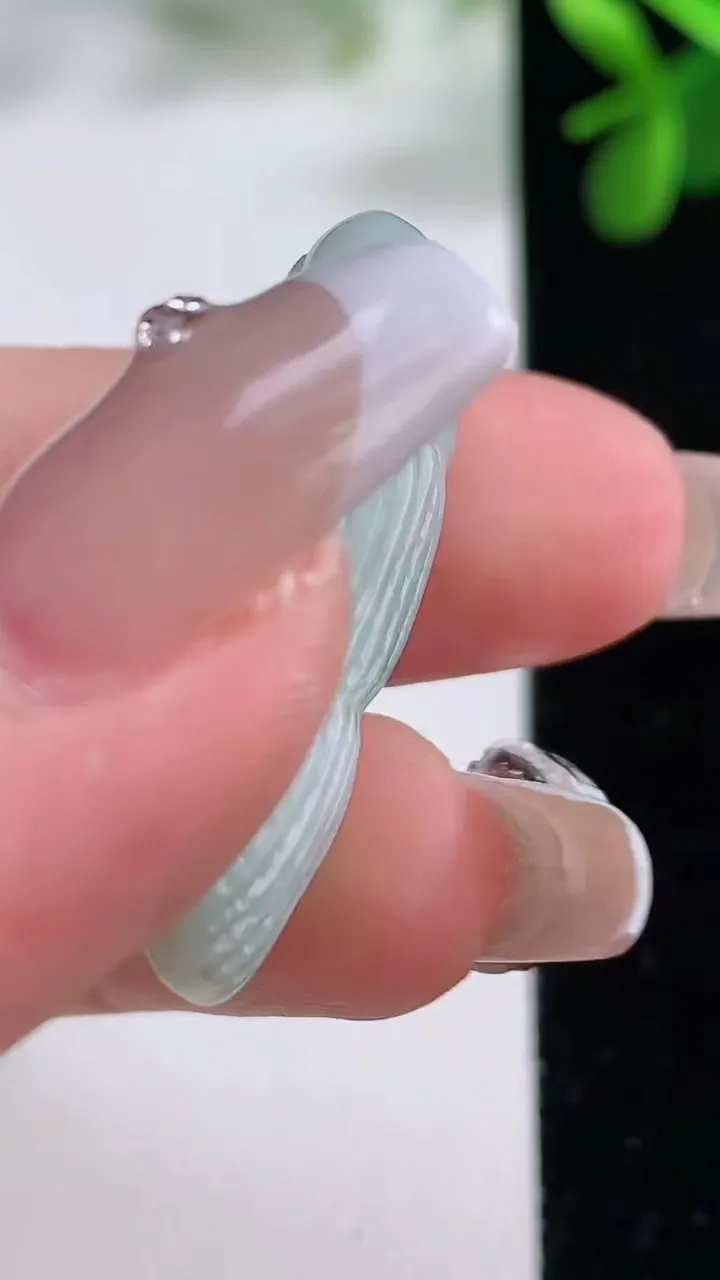 天然A货翡翠花生吊坠，尺寸31.2-13.4-8.2，重量:6.74g
12月19日