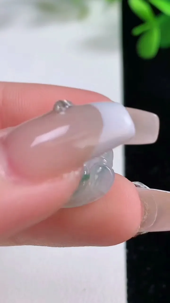 天然A货翡翠冰种飘花佛公吊坠，尺寸18.5-20-5.8，重量:3.04g
12月19日