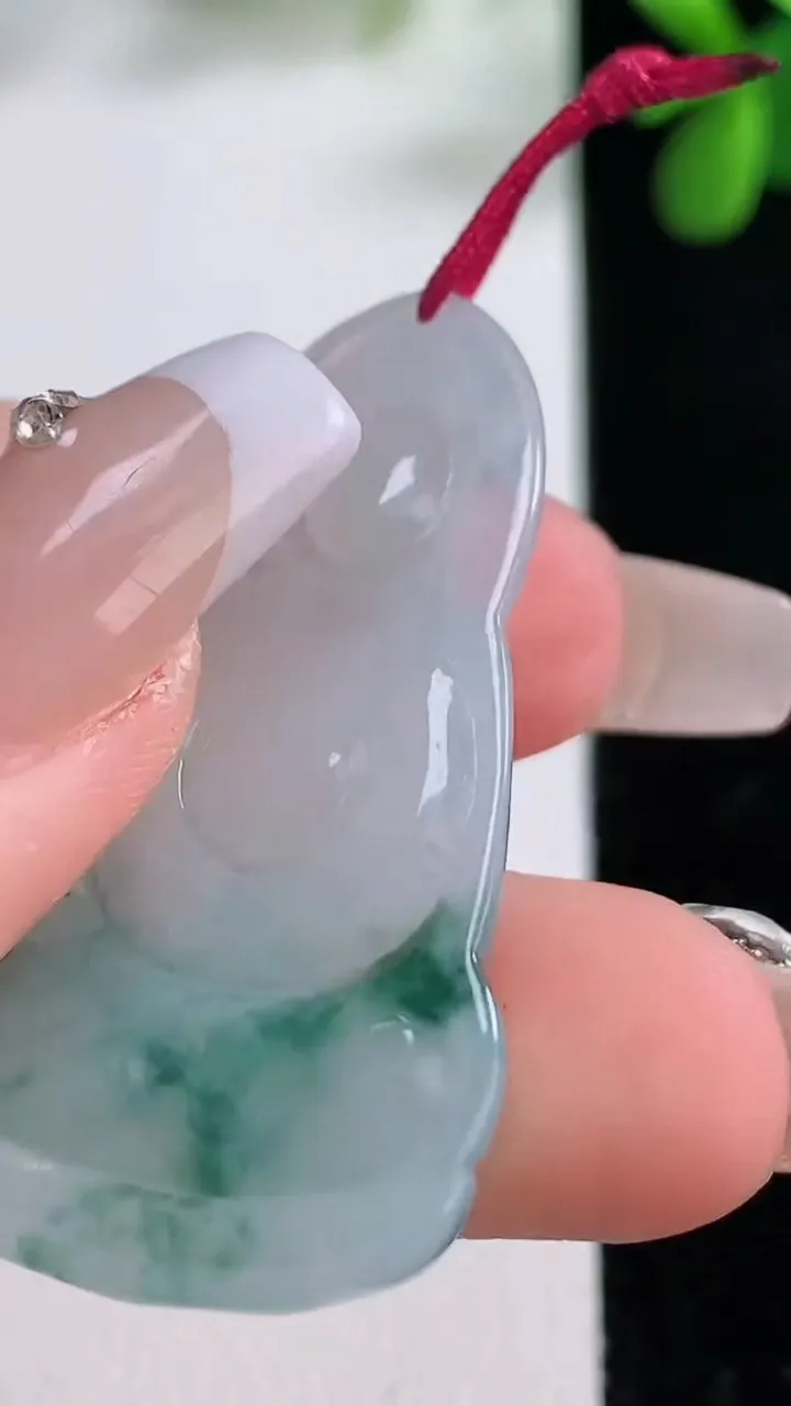 天然A货翡翠冰种飘花观音菩萨吊坠，尺寸42-22.8-5.5，重量:8.81g
12月19日