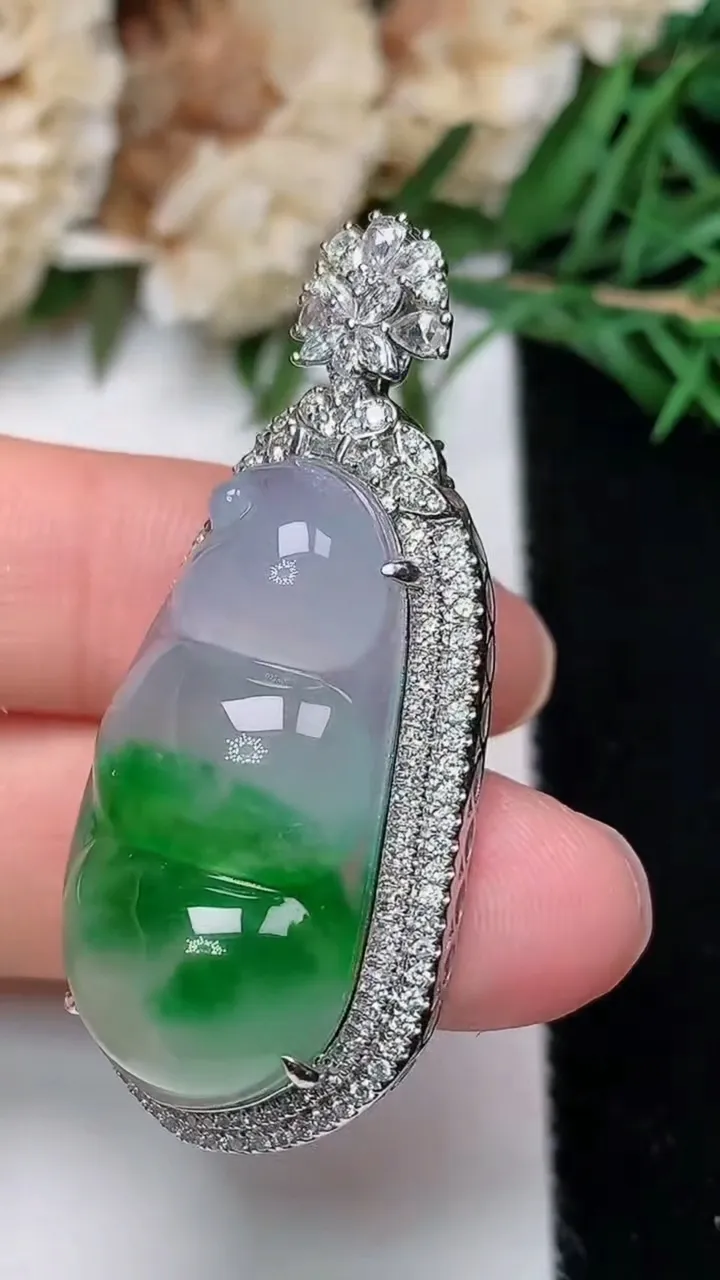 天然A货翡翠福豆吊坠，尺寸43.2-19.5-11.8，裸石29-15.3，重量:8.44g
12月19日