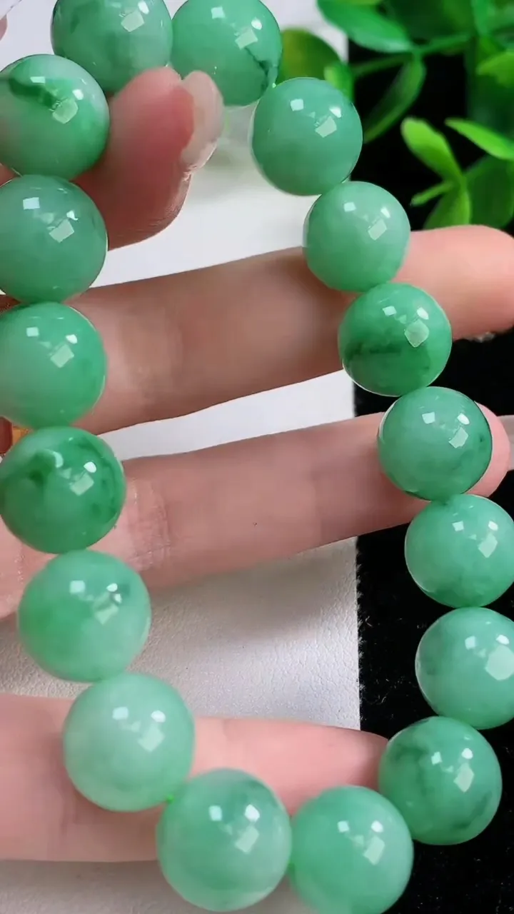 天然A货翡翠圆珠手串，尺寸12，重:53.04g12月19日
工厂直销收藏佳品,种好水足，色泽均匀，
