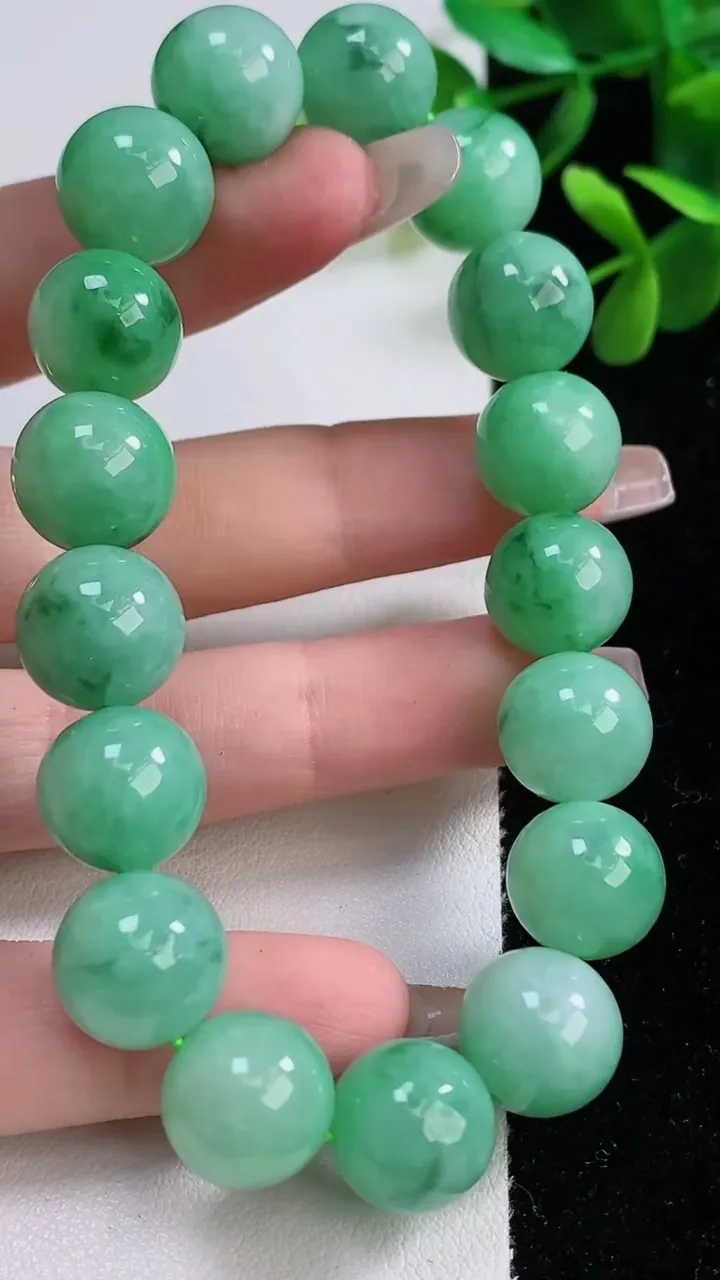 天然A货翡翠圆珠手串，尺寸12，重:53.04g12月19日
工厂直销收藏佳品,种好水足，色泽均匀，有种有色，上手高大气！