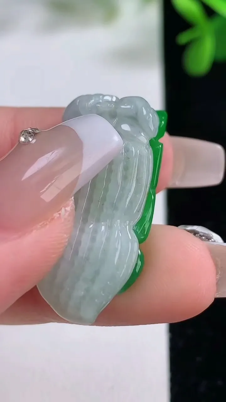 天然A货翡翠花生吊坠，尺寸31.2-13.4-8.2，重量:6.74g
12月19日