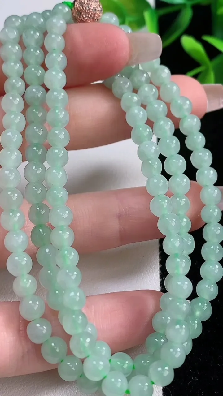 天然A货翡翠圆珠项链，尺寸5.1-125颗，重:29.60g
12月19日