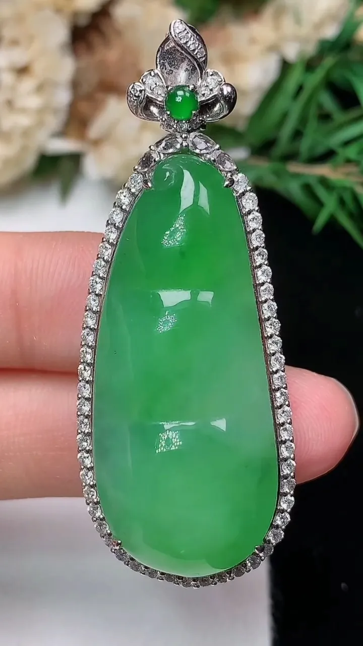 天然A货翡翠福豆吊坠，尺寸49.7-19.5-11.2，裸石36.2-15.7，重量:13.68g
