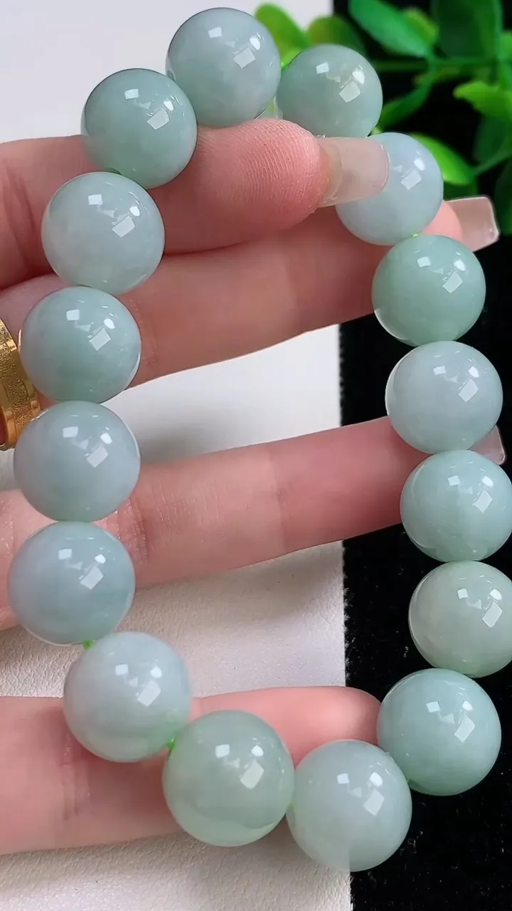 天然A货翡翠圆珠手串，尺寸13，重:63.37g12月19日
工厂直销收藏佳品,种好水足，色泽均匀，