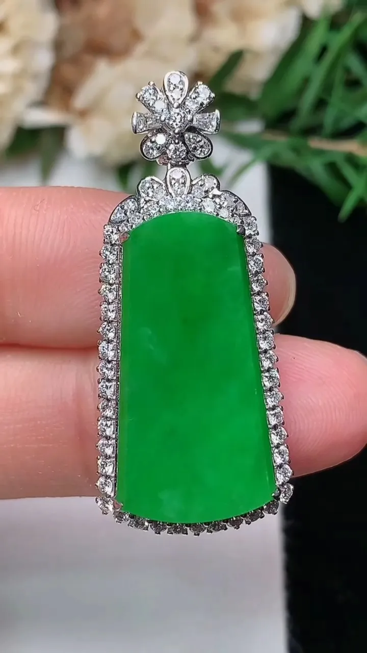 天然A货翡翠无事牌吊坠，尺寸35.7-15.3-8.2裸石23-11.5，重量:6.02g
12月1