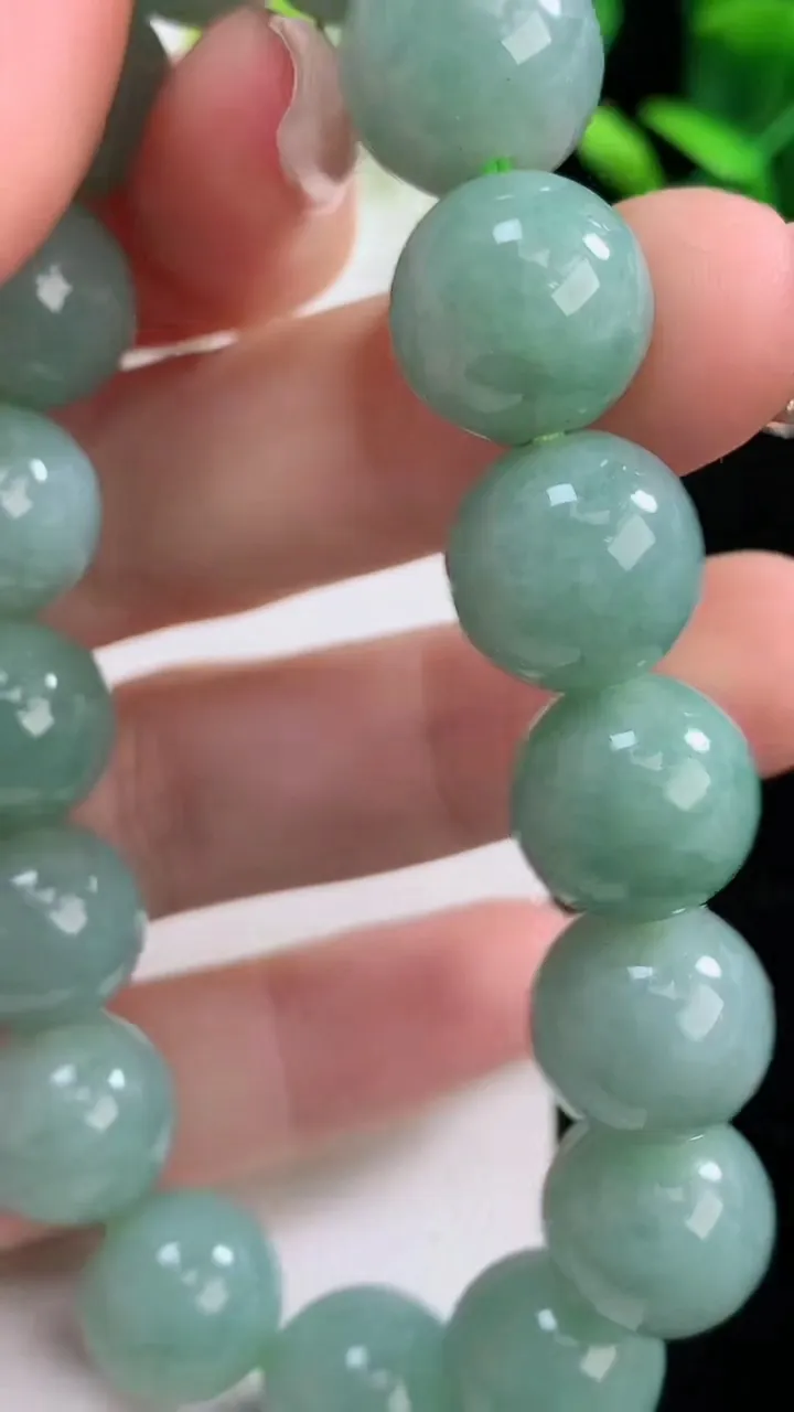 天然A货翡翠圆珠手串，尺寸12.5-17颗，重量:57.57g12月19日
工厂直销收藏佳品,种好水足，色泽均匀，有种有色，上手高大气！
