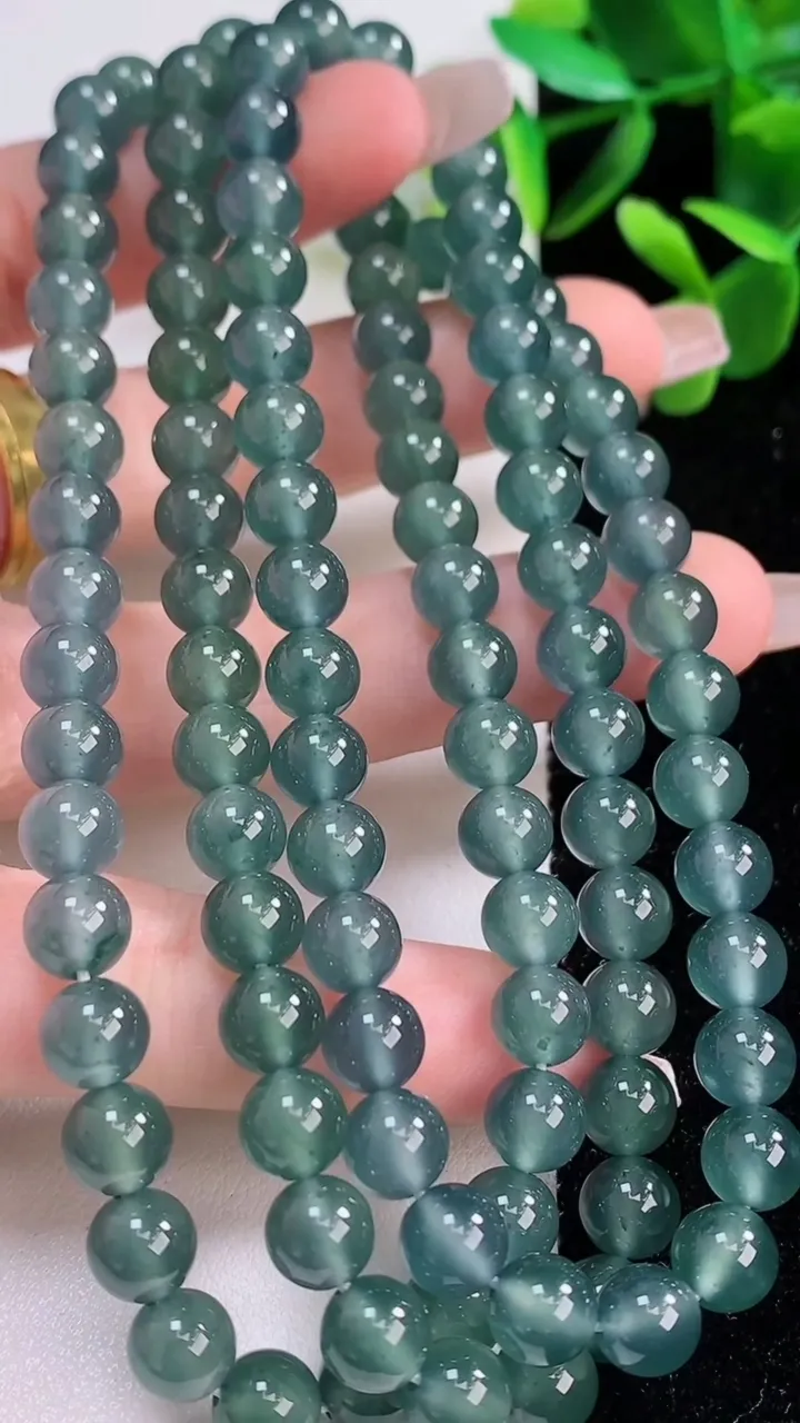 天然A货翡翠圆珠项链，尺寸7，重:64.10g12月19日
工厂直销收藏佳品,种好水足，色泽均匀，有