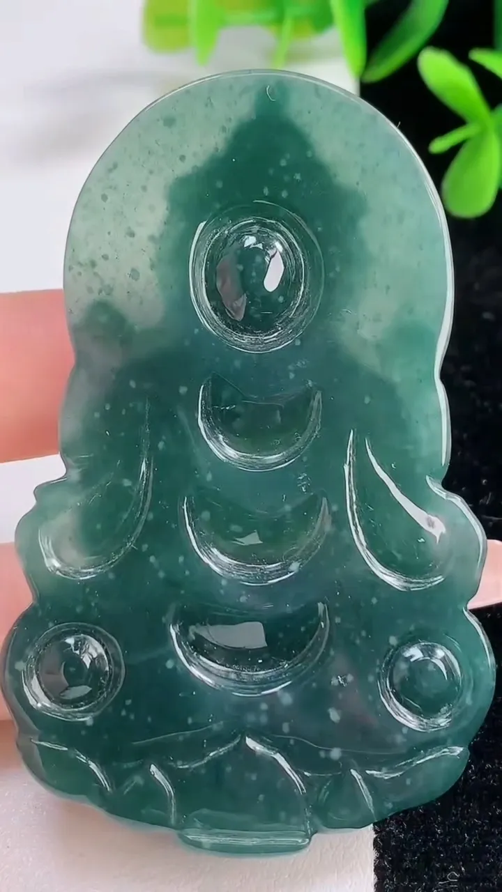 天然A货翡翠度母吊坠，尺寸70-44-9，重:39.67g
12月19日