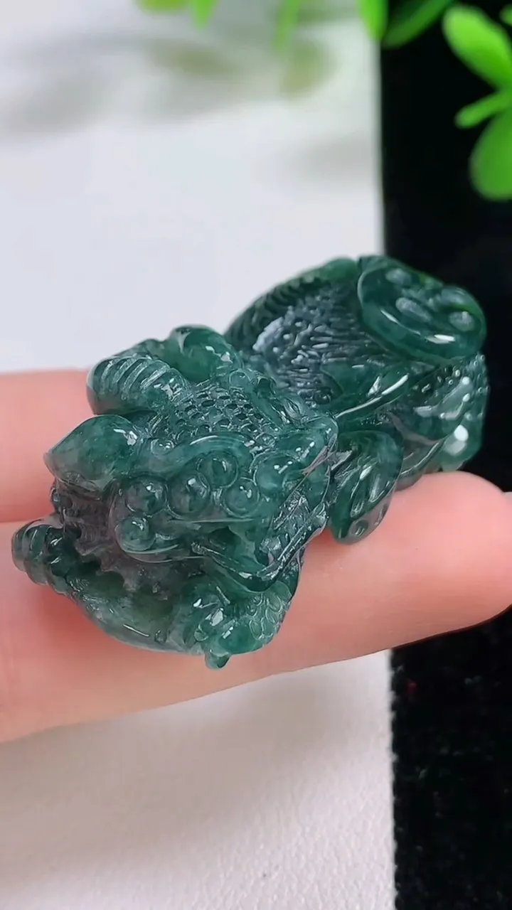 天然A货翡翠霸王貔貅吊坠，尺寸40.6-20.8-17.2，重:28.16g
12月19日