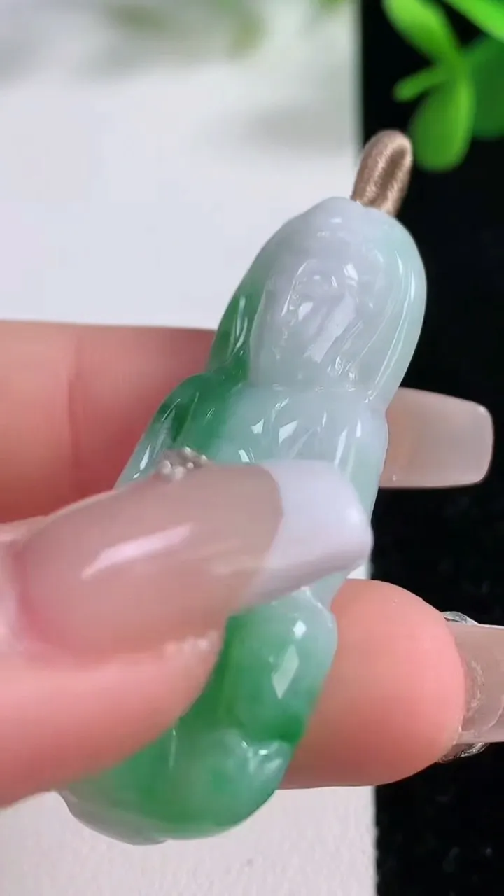 天然A货翡翠观音菩萨吊坠，尺寸46.4-21-6，重量:11.67g
12月19日