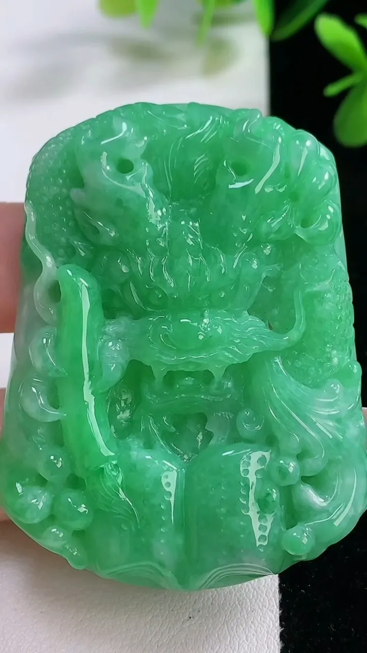 天然A货翡翠龙牌吊坠，尺寸56-43-10，重:48.93g
12月19日