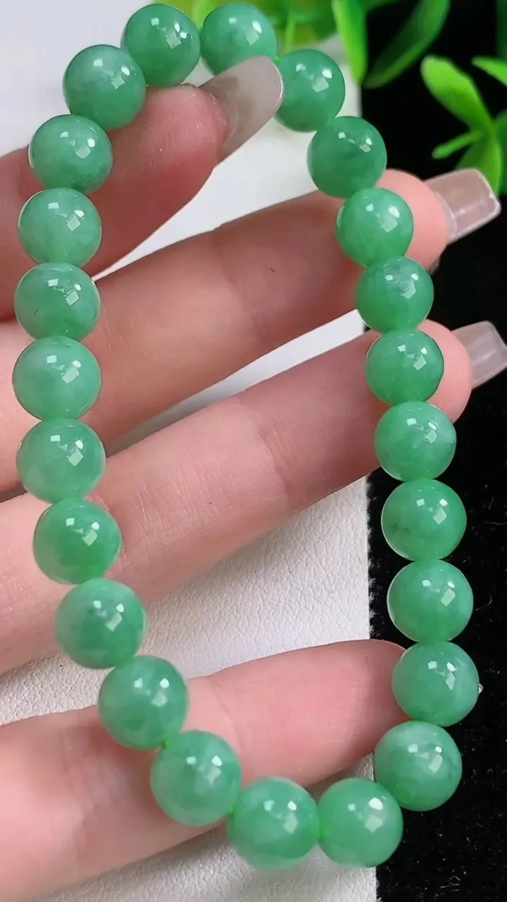天然A货翡翠圆珠手串，尺寸7.8-24颗，重:20.40g12月19日
工厂直销收藏佳品,种好水足，色泽均匀，有种有色，上手高大气！