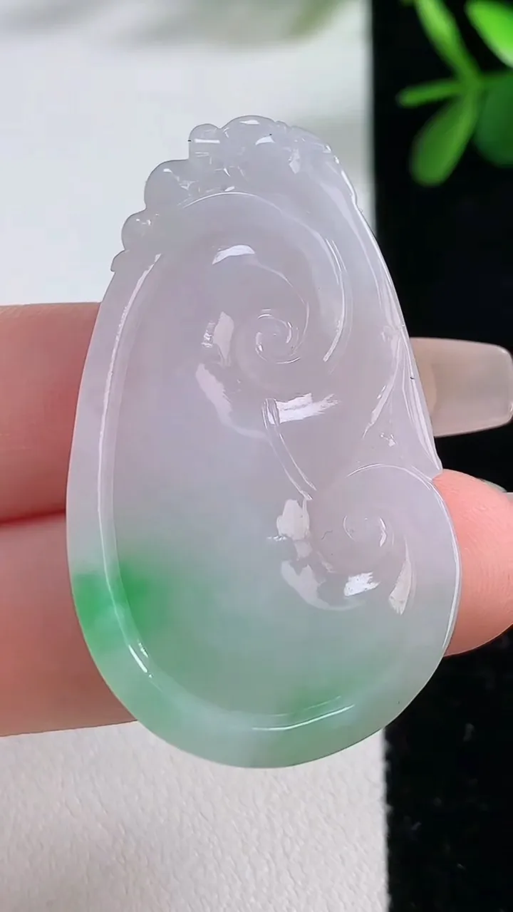 天然A货翡翠如意吊坠，尺寸44.5-25.6-5.1，重:10.74g
12月19日