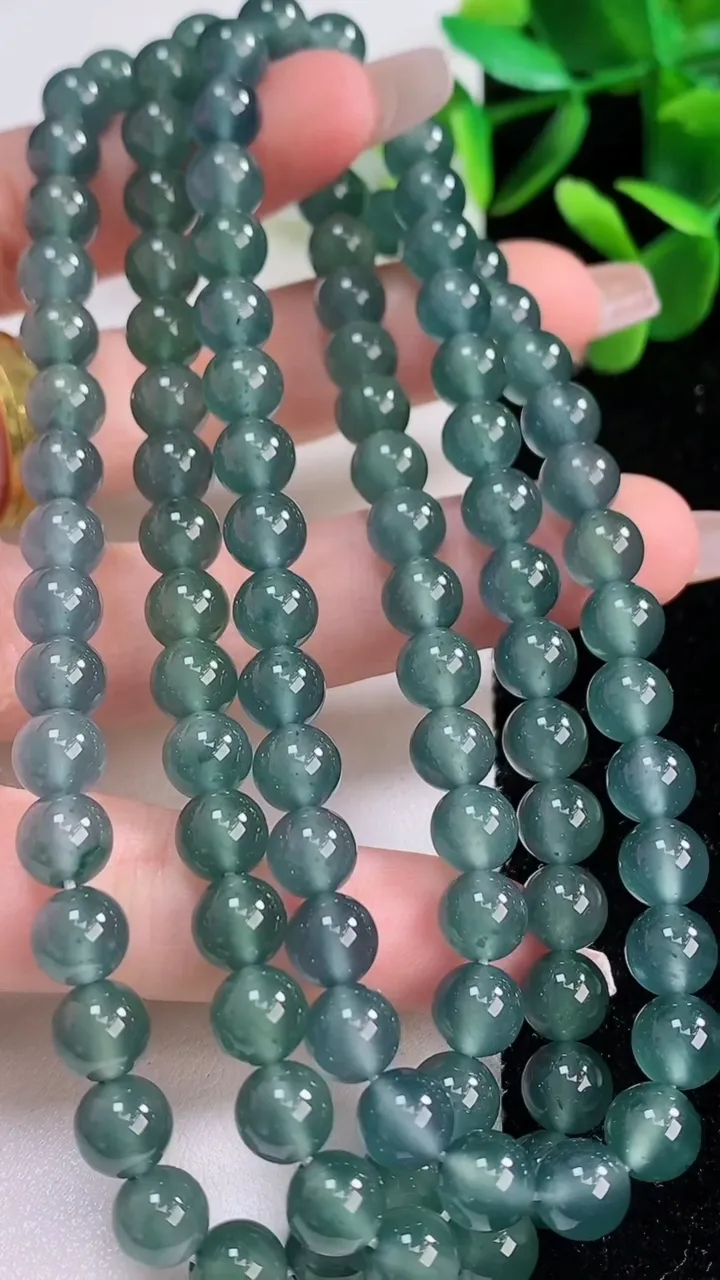 天然A货翡翠圆珠项链，尺寸7，重:64.10g12月19日
工厂直销收藏佳品,种好水足，色泽均匀，有