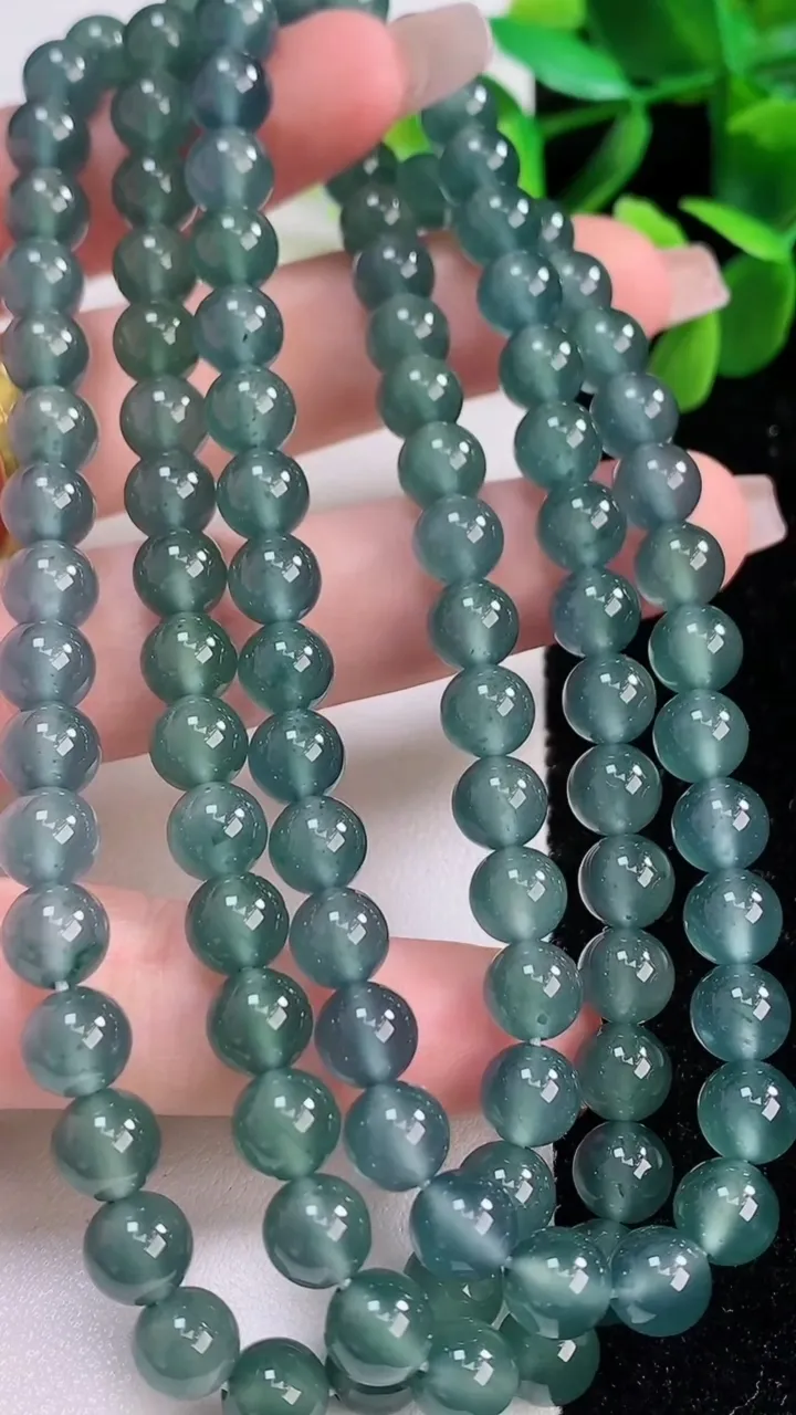 天然A货翡翠圆珠项链，尺寸7，重:64.10g12月19日
工厂直销收藏佳品,种好水足，色泽均匀，有种有色，上手高大气！